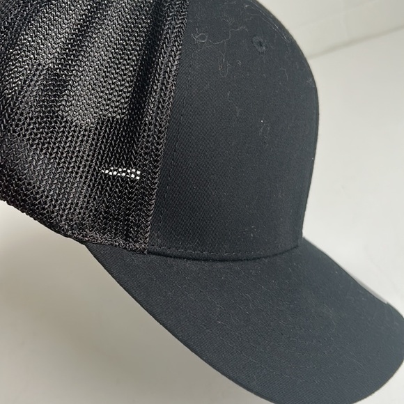 The Authentic T-Shirt Company The Original FlexFit black mesh trucker hat S/M - Picture 11 of 11
